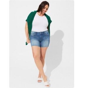 Torrid Denim Jean Shorts First At Fit Mid Wash 5 Inch Inseam Mid-Rise High Rise